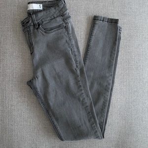 ✨MIAMI SUPER SKINNY GREY JEANS SIZE: US 5
